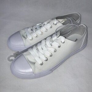 NWT Universal Thread White Lace Up Sneakers Size 7 Casual Canvas White Shoes
